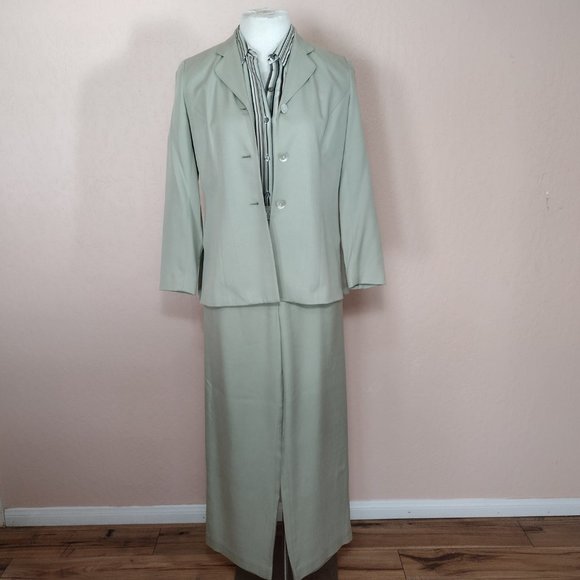 Business or Casual Three-Piece Silk Suit - Picture 3 of 16